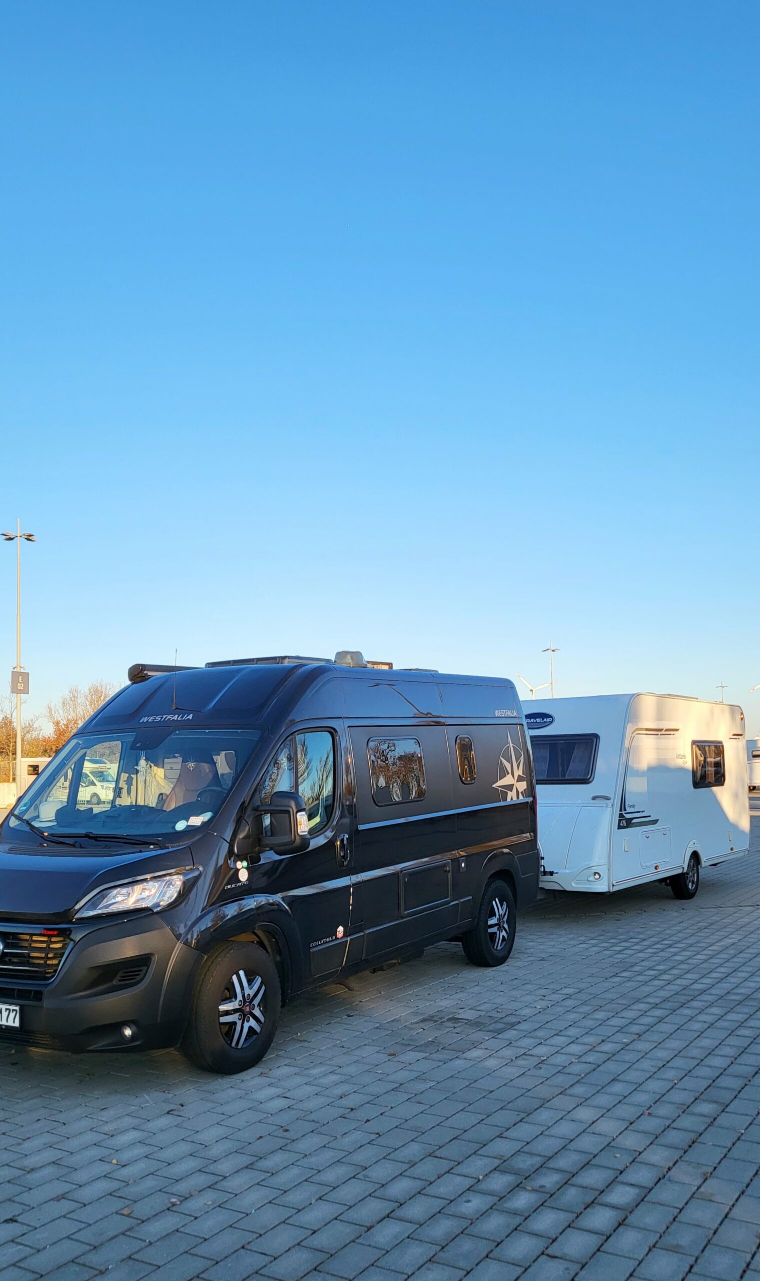 Messe Leipzig 01 Van mit Wohnwagen Morgensonne